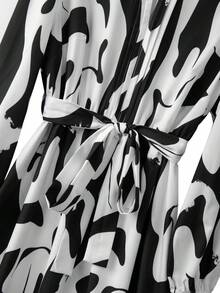 GlowEve CURVE Elegantes Kleid mit Rüschenkragen, Langarm und Gürtel, Große Größen, texturierter Muster, geeignet für den täglichen Arbeitsweg