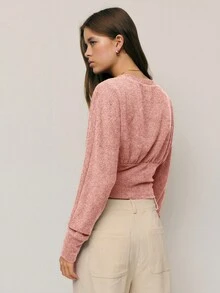 Nöista Taillierter, kurzer gestrickter Cardigan, der die Taille betont und eine warme und vielseitige Schicht für Frühlingspausen-Outfits von Frauen bietet; lässt sich mühelos mit hochgeschnittenen Jeans oder Röcken für einen schicken Retro- oder Stadtlook kombinieren, perfekt für einen polierten Alltags-Stil, festliche Geburtstags-Outfits für Frauenkleidung und einen verfeinerten Valentinstag.