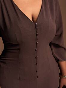 Veslaya 2025秋季新款加大码连体裤,适合音乐节、复活节、圣帕特里克节、西部风、游牧风、生日派对、毕业季、学院风、学生装、日常休闲、百搭、休闲、邮轮旅行、海滩、日光浴、爆款、街头风、婚礼宾客波西米亚风、通勤、早午餐、机场等场合。这款棕色纹理褶皱面料V领七分袖长款连体裤,后背交叉设计,尽显时尚个性。 - 棕色 - 查看 14