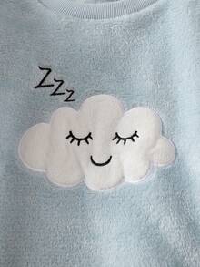 女童秋冬新款毛绒面料家居服，舒适柔软的法兰绒面料，绣有云朵图案，适合优雅的青春期女童睡衣