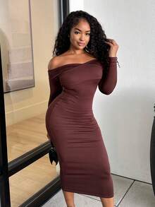 Alexandranx Vestido ajustado de manga larga y hombros descubiertos de unicolor - Marrón Chocolate - Ver 4