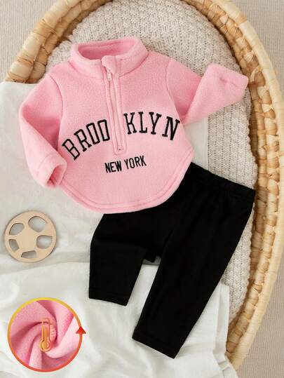 SHEIN 2 piezas Conjunto de otoño para bebé niña recién nacida, top de manga larga con cuello alto y apertura frontal parcial con bordado en inglés, de tela de felpa, leggings negros casuales, conjunto lindo para bebés recién nacidos