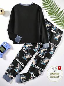 一套男童Tralalero Tralala可爱卡通鲨鱼印花修身睡衣套装，长袖上衣和长裤，时尚清爽，春秋季