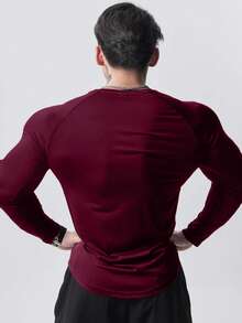 Manfinity Sport Corelite 男士字母印花插肩袖运动 T 恤健身上衣健身房上衣秋季透气修身衬衫秋季圆领 - 酒紅色 - 查看 2