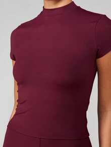 MISSGUIDED 双层高领短袖修身上衣，采用高领设计 - 酒紅色 - 查看 6