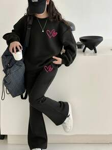 SHEIN Leap Crew 两件套少女休闲加厚柔软舒适保暖圆领宽松长袖卫衣，饰有爱心印花，搭配喇叭裤，秋冬季外出穿搭，轻松舒适，适合秋冬季叠穿，时尚少女，休闲服饰，少女印花服装，秋季服装，冬季服装 - 黑色 - 查看 5