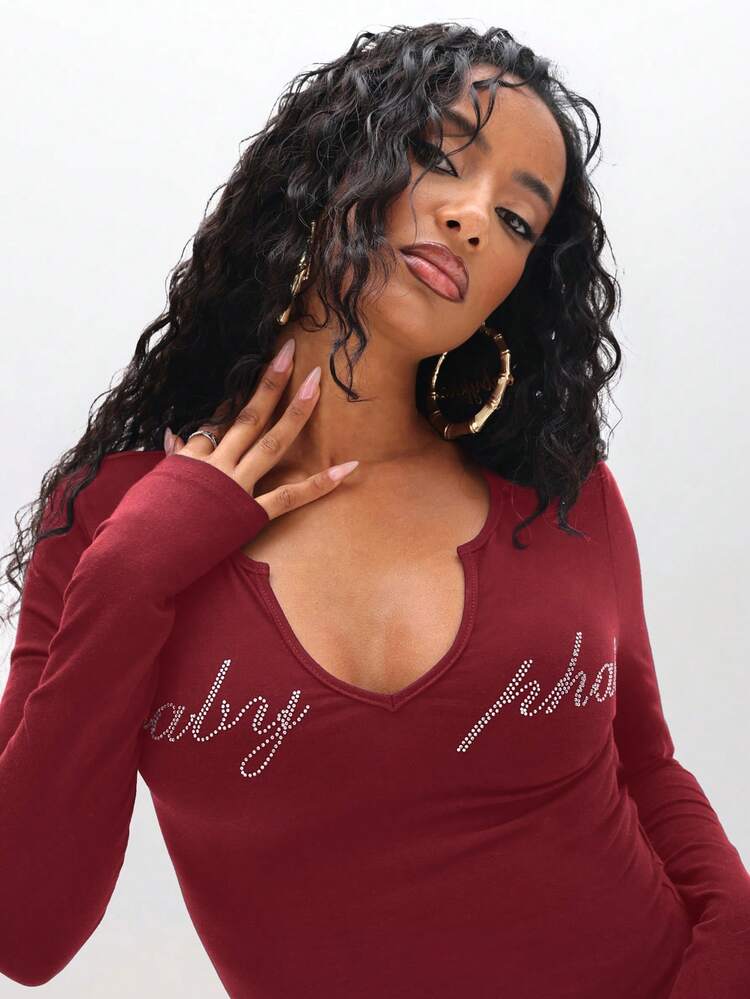 BABYPHAT ラインストーン入りベビーテキストロングスリーブ ディープVネック ボディスーツ トップ メタリックピンクアクセント付き
