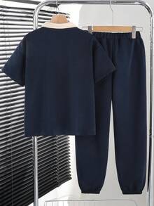 Vacaura 2 件套男童休闲 Polo 衫，上衣采用撞色拼接和编织标签装饰，裤子采用色块设计和锥形裤腿，面料舒适，适合夏季和秋季 - 藏蓝色 - 查看 2