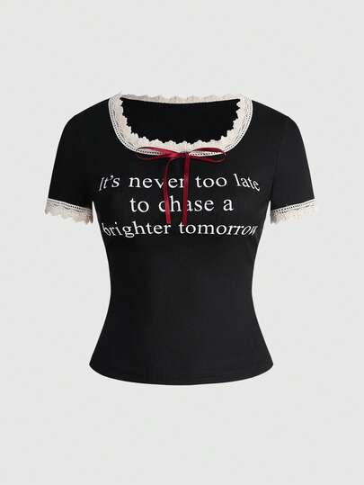 Camiseta ajustada de verano con gráfico de lema y decoración de lazo de encaje para mujer