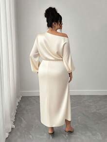 SHEIN Elenzya Đầm maxi chữ A dáng dài bằng vải satin cổ bèo nhún bất đối xứng vai trễ dành cho nữ cỡ lớn - Màu be - Xem 2