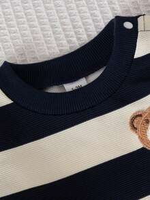 SHEIN 两件套新生男宝宝休闲时尚可爱藏蓝色杏色条纹圆领长袖上衣，饰有刺绣小熊图案，搭配藏蓝色长裤，适合街头风和日常休闲穿着，春秋季款。 - 藏蓝色 - 查看 4