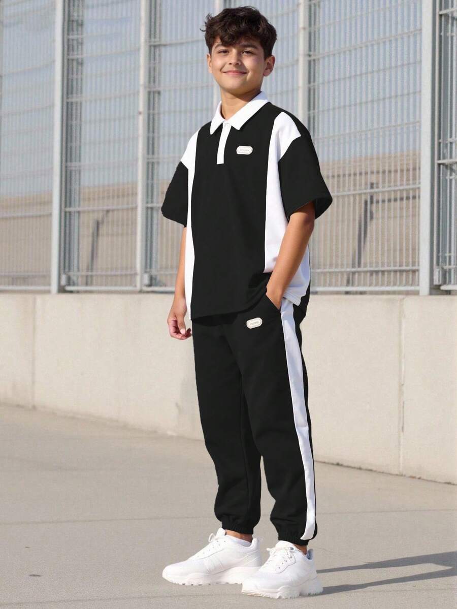 Vacaura 2 件套男童休闲 Polo 衫套装,上衣采用撞色拼接和编织标签装饰,裤子采用色块设计和锥形裤腿,面料舒适,适合夏季和秋季 - 黑色 - 查看 1
