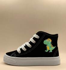 Tenis botín infantiles de tela con gráficos de dinosaurios, perfectos para actividades escolares, paseos, días casuales y juegos al aire libre. Diseño moderno con agujetas blancas y gráficos laterales divertidos, que aportan estilo, dinamismo y personalidad al outfit diario. Fabricados en lona transpirable de alta resistencia, con suela de caucho flexible. Estilo urbano, deportivo y casual, ideal para la temporada Primavera-Verano, combinando fácilmente con jeans, shorts o joggers - Multicolor - Ver 3