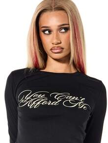 SUMWON WOMEN 你买不起我 露脐长袖印花婴儿T恤，饰有草书字体 - 黑色 - 查看 6