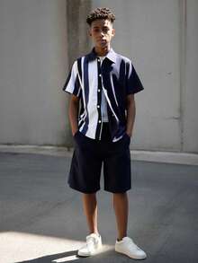SHEIN Vacaura 2 件青少年男孩夏季条纹贴领短袖衬衫和休闲短裤套装，时尚户外运动派对装 - 藏蓝色 - 查看 1