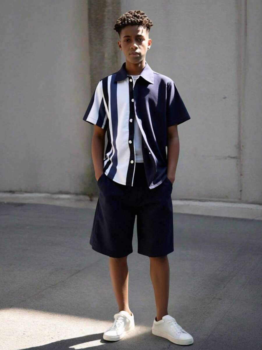 SHEIN Vacaura 2 件青少年男孩夏季条纹贴领短袖衬衫和休闲短裤套装，时尚户外运动派对装 - 藏蓝色 - 查看 1