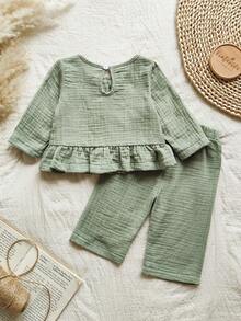 Vintaside Kids Baby Girls' Green Vintage Long Sleeve Shirt + Straight-Leg Pants Set  Solid Color Bow Tie Long Sleeve Shirt And Wide Leg Pants Set
This Elegant Countryside-Inspired Outfit Features A Vintage-Style Long Sleeve Shirt With Ruffled Princess Hem And Stylish Bow-Tie Details, Paired With Loose, Comfortable Straight-Leg Pants. The Green Color And Classic Design Offer Both Sophistication And Charm, Ensuring Versatility And Comfort.
A Wardrobe Essential For All Seasons, Perfect For Casual Outings, Daily Wear, Camping, Family Gatherings, Vacations, And Photoshoots. Suitable For Autumn, Winter, And Spring. Green Baby Clothes Toddler Linen Set Drees Oliv Green Baby Girl Spring - Multicolor - View 2