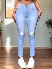 Pantalones vaqueros de mezclilla azul claro con rodillas rasgadas y dobladillo deshilachado - Lavado ligero - Ver 2