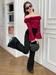 عنابي اللون