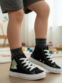 Tenis botín infantiles de tela con gráficos de dinosaurios, perfectos para actividades escolares, paseos, días casuales y juegos al aire libre. Diseño moderno con agujetas blancas y gráficos laterales divertidos, que aportan estilo, dinamismo y personalidad al outfit diario. Fabricados en lona transpirable de alta resistencia, con suela de caucho flexible. Estilo urbano, deportivo y casual, ideal para la temporada Primavera-Verano, combinando fácilmente con jeans, shorts o joggers - negro rojo - Ver 2