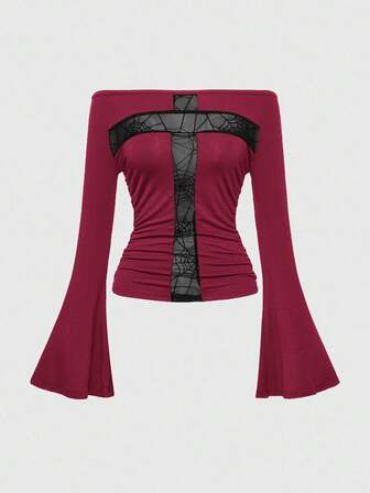 T-shirt slim femme à col bénitier avec croix gothique ajourée et floquée