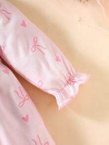 SHEIN 0-9个月新生女婴可爱粉色爱心针织长袖连衣裙，饰有3D蝴蝶结，简约时尚休闲风格，日常穿着及户外活动必备