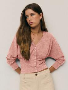 Nöista Taillierter, kurzer gestrickter Cardigan, der die Taille betont und eine warme und vielseitige Schicht für Frühlingspausen-Outfits von Frauen bietet; lässt sich mühelos mit hochgeschnittenen Jeans oder Röcken für einen schicken Retro- oder Stadtlook kombinieren, perfekt für einen polierten Alltags-Stil, festliche Geburtstags-Outfits für Frauenkleidung und einen verfeinerten Valentinstag.