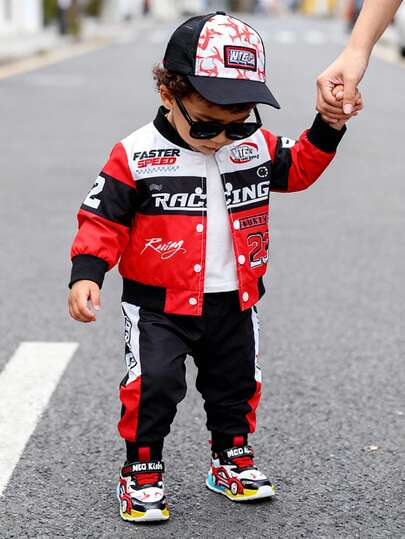 SHEIN Playful Pals 1 pieza Chaqueta bomber de manga larga con cuello, puños y bajo acanalados, estampado de dígitos y letras en contraste de color rojo y negro, diseño de parches, para bebé niño en otoño/invierno, que muestra individualidad, versátil, adecuado para salidas de bebés niños