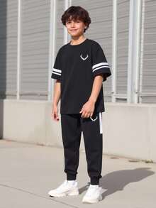Vacaura Boy Summer Outfit 2pcs/Set Older Boys Casual Outfit - Minimalist Graphic Print Black Crew Neck T-Shirt Paired With Trousers, Contrast Sleeve Trim & Side Panel Design, Suitable For Summer - Black - View 5