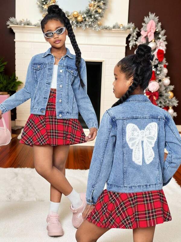 Veste en jean pour préadolescentes avec délavage clair, blocs de couleurs et gros nœud papillon. Mode mignonne et douce pour le port quotidien, l'école, les week-ends, la rentrée scolaire, les vacances. Veste en jean délavé bleu clair ample à poches multiples pour préadolescentes. Vêtements d'automne, pantalons de Noël, tenues d'automne, jeans de rentrée scolaire et d'homecoming pour filles, tenues de Thanksgiving pour femmes, tenues de fête élégantes