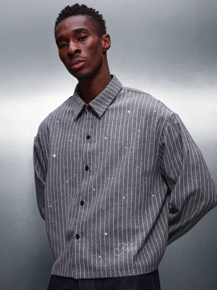 PLAYBOY X SUMWON Camisa de colarinho com estrelas de strass e listras finas.
