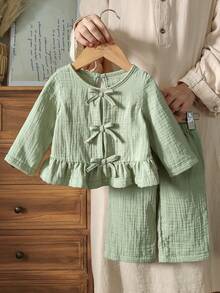 Vintaside Kids Baby Girls' Green Vintage Long Sleeve Shirt + Straight-Leg Pants Set  Solid Color Bow Tie Long Sleeve Shirt And Wide Leg Pants Set
This Elegant Countryside-Inspired Outfit Features A Vintage-Style Long Sleeve Shirt With Ruffled Princess Hem And Stylish Bow-Tie Details, Paired With Loose, Comfortable Straight-Leg Pants. The Green Color And Classic Design Offer Both Sophistication And Charm, Ensuring Versatility And Comfort.
A Wardrobe Essential For All Seasons, Perfect For Casual Outings, Daily Wear, Camping, Family Gatherings, Vacations, And Photoshoots. Suitable For Autumn, Winter, And Spring. Green Baby Clothes Toddler Linen Set Drees Oliv Green Baby Girl Spring - Multicolor - View 6
