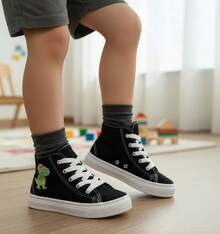 Tenis botín infantiles de tela con gráficos de dinosaurios, perfectos para actividades escolares, paseos, días casuales y juegos al aire libre. Diseño moderno con agujetas blancas y gráficos laterales divertidos, que aportan estilo, dinamismo y personalidad al outfit diario. Fabricados en lona transpirable de alta resistencia, con suela de caucho flexible. Estilo urbano, deportivo y casual, ideal para la temporada Primavera-Verano, combinando fácilmente con jeans, shorts o joggers - Multicolor - Ver 2