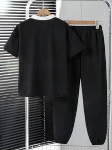 Vacaura 2 件套男童休闲 Polo 衫套装，上衣采用撞色拼接和编织标签装饰，裤子采用色块设计和锥形裤腿，面料舒适，适合夏季和秋季 - 黑色 - 查看 2