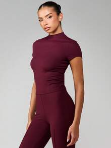 MISSGUIDED 双层高领短袖修身上衣，采用高领设计 - 酒紅色 - 查看 5