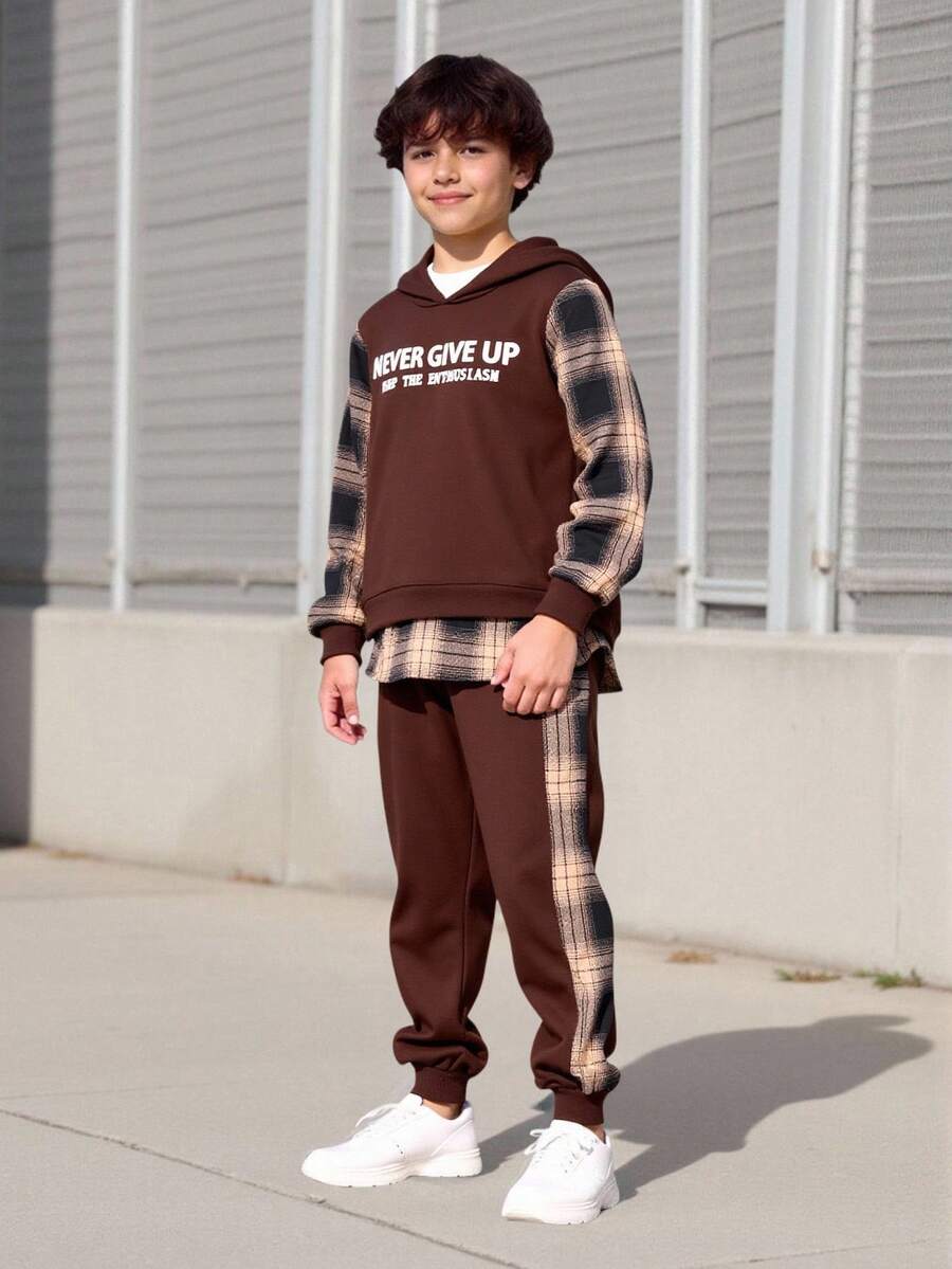 SHEIN Vacaura 2 件 Tween Boy 拼接彩色块字母印花连帽衫运动衫和裤子休闲套装 - 棕色 - 查看 1