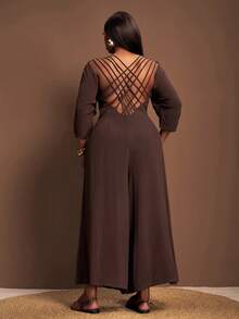 Veslaya 2025秋季新款加大码连体裤,适合音乐节、复活节、圣帕特里克节、西部风、游牧风、生日派对、毕业季、学院风、学生装、日常休闲、百搭、休闲、邮轮旅行、海滩、日光浴、爆款、街头风、婚礼宾客波西米亚风、通勤、早午餐、机场等场合。这款棕色纹理褶皱面料V领七分袖长款连体裤,后背交叉设计,尽显时尚个性。 - 棕色 - 查看 11