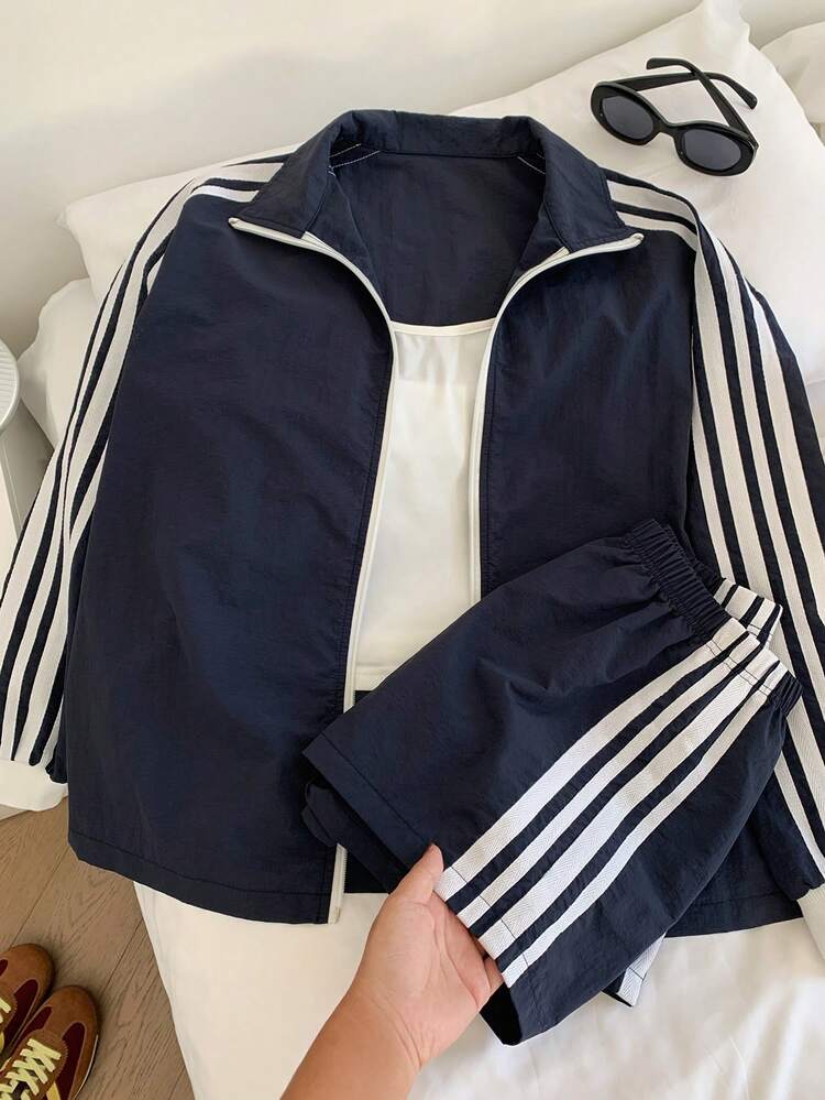 SHEIN Comfortcana Conjunto casual de 2 piezas de chaqueta con cremallera de manga larga a rayas y pantalones cortos para mujer - Azul Marino - Añade 7