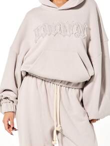 SUMWON WOMEN Áo hoodie dáng lửng cỡ lớn có họa tiết thêu chữ và túi giữa cho phong cách dạo phố thoải mái mùa đông thu - Xám - Xem 4