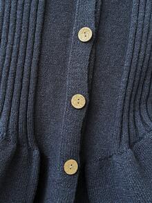 Franclia 这款女士秋季时尚优雅藏蓝色V领直筒喇叭袖收腰修身荷叶边下摆开衫，质感高级，配以木质纽扣，修身剪裁，纯色针织开衫，适合冬季、圣诞节、新年、跨年夜、派对、海滩、浪漫、情人节、约会、毕业季等各种场合穿着，也可作为时尚休闲通勤装、商务办公装、百搭时尚日常休闲装以及都市教师职业装。 - 藏蓝色 - 查看 5