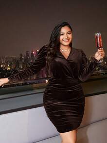 SHEIN Frenchy 大码女式V领褶皱羊腿袖纯色连衣裙 - 巧克力棕 - 查看 1