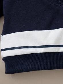 Souflis Souflis Set casual da 2 pezzi in stile scolastico, composto da una maglietta a maniche lunghe blu navy e pantaloni beige chiaro per ragazzi, adatto per la scuola, raduni, uscite e varie occasioni, nuova collezione autunno/inverno 2025 - Blu Navy - Visualizzare 8