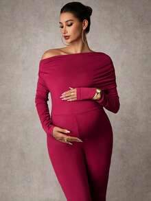 MaterniChic Tuta casual da donna in gravidanza con spalla asimmetrica e pantaloni a zampa, colore tinta unita, autunnale - Bordò - Visualizzare 4