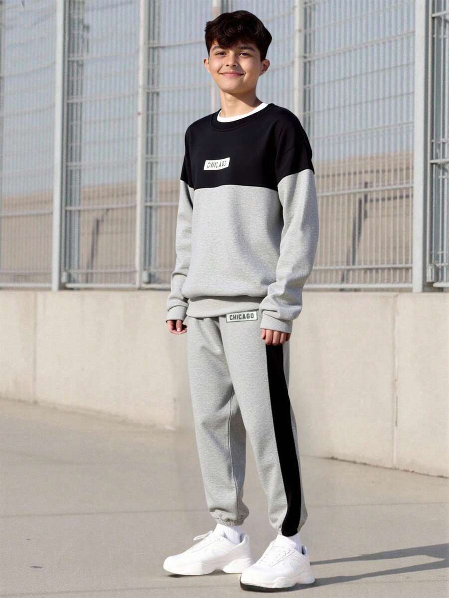 Vacaura 2 件青少年男童时尚拼布字母印花圆领运动衫和休闲侧条纹慢跑裤套装，春秋季