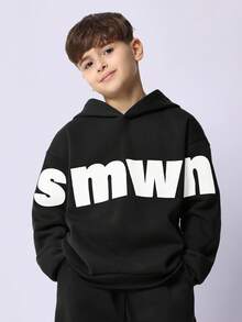 SUMWON 男童连帽卫衣套装，包含一件印有醒目字母图案的套头衫和配套运动裤，休闲冬季度假装扮。 - 黑與白 - 查看 3