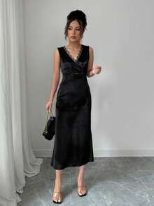 Rafferiza 2025新款：黑色丝绒无袖连衣裙 - 采用奢华丝绒面料，领口和下摆饰以蕾丝花边，经典V领设计，及膝长度，优雅迷人，适合办公室、度假和晚宴等各种场合。 - 黑色 - 查看 4