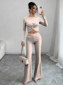 Conjunto de top corto y pantalón con silueta ajustada, confeccionado en tejido ligero, perfecto para llevar en primavera y verano. - Beis - Ver 3
