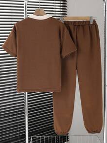Vacaura 2 件套男童休闲 Polo 衫套装，衬衫采用撞色拼接和编织标签装饰，裤子采用色块设计和锥形裤腿，面料舒适，适合夏季和秋季 - 咖啡棕 - 查看 2