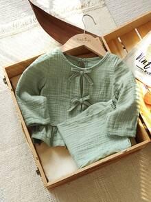 Vintaside Kids Baby Girls' Green Vintage Long Sleeve Shirt + Straight-Leg Pants Set  Solid Color Bow Tie Long Sleeve Shirt And Wide Leg Pants Set
This Elegant Countryside-Inspired Outfit Features A Vintage-Style Long Sleeve Shirt With Ruffled Princess Hem And Stylish Bow-Tie Details, Paired With Loose, Comfortable Straight-Leg Pants. The Green Color And Classic Design Offer Both Sophistication And Charm, Ensuring Versatility And Comfort.
A Wardrobe Essential For All Seasons, Perfect For Casual Outings, Daily Wear, Camping, Family Gatherings, Vacations, And Photoshoots. Suitable For Autumn, Winter, And Spring. Green Baby Clothes Toddler Linen Set Drees Oliv Green Baby Girl Spring - Multicolor - View 5