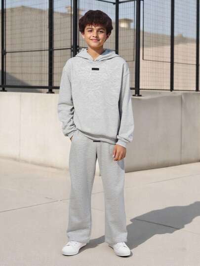 Vacaura 两件套青少年男童休闲宽松连帽衫和直筒裤套装，适合春秋冬季节穿着，时尚简约设计，小巧的品牌标识点缀，舒适耐穿的面料，适合秋冬季度假穿着，也适合夏季穿着。